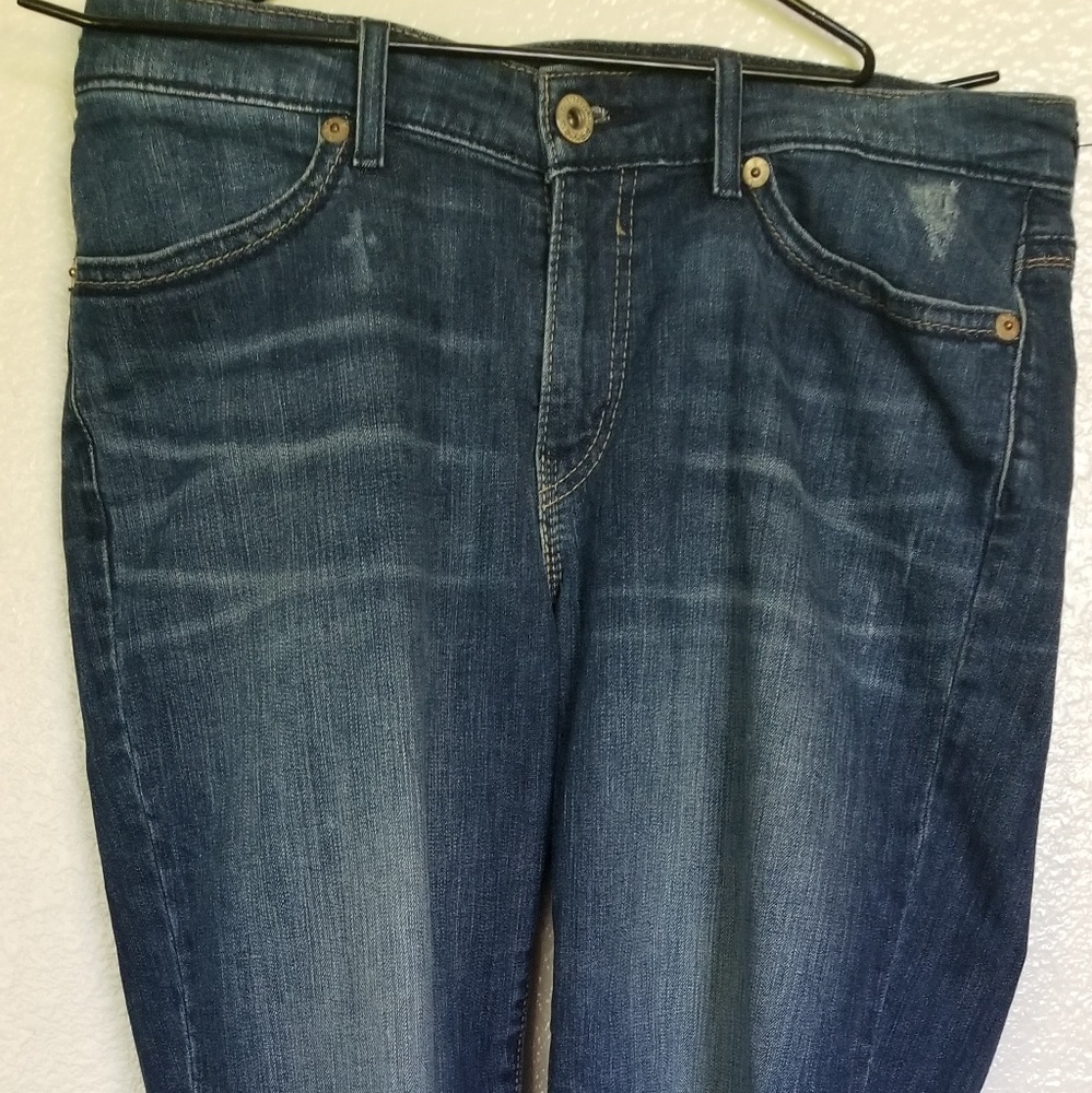 Size 12 Levi's Relaxed Capris